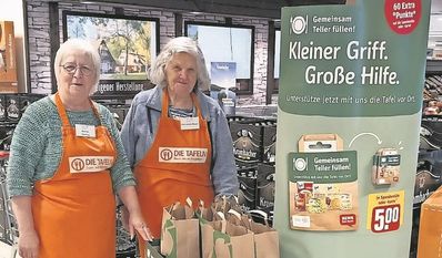 (v. l.) Marlies Oerding und Hannelore Meyer von der Tfel waren bei Rewe vor Ort.