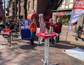 Fraueninformationsstand: Beate Liebe, Emily Vescovi, Anne Deutsch, Karin Meyer