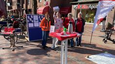 Fraueninformationsstand: Beate Liebe, Emily Vescovi, Anne Deutsch, Karin Meyer