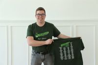 Luka Backhus, stellv. Landesvorsitzender der NLJ, präsentiert in großer Vorfreude das Aktions-T-Shirt.
