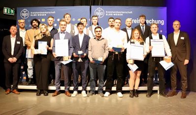 Insgesamt 16 Absolventen bekamen eine Prämie und ein kleines Geschenk für ihre Leistungen.