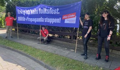Mitglieder der Linken konfrontierten Besucherinnen und Besucher des Militärfestes bei ihrer Rückfahrt mit der Mahnung „Krieg ist kein Volksfest“