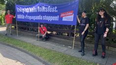 Mitglieder der Linken konfrontierten Besucherinnen und Besucher des Militärfestes bei ihrer Rückfahrt mit der Mahnung „Krieg ist kein Volksfest“