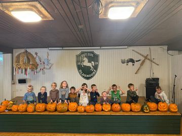 Die Kinder präsentieren stolz die Ergebnisse.