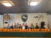 Die Kinder präsentieren stolz die Ergebnisse.