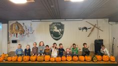 Die Kinder präsentieren stolz die Ergebnisse.