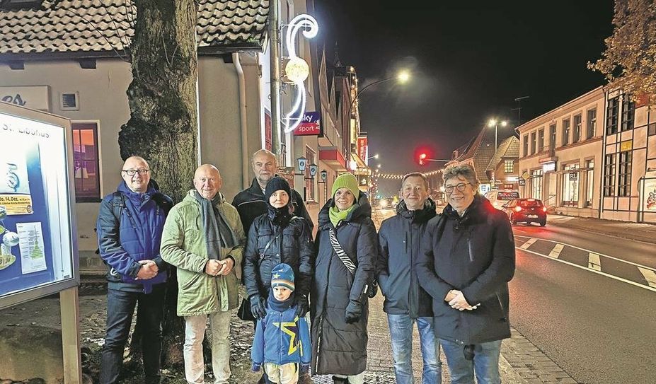 Neben Bürgermeister Michael Hannebacher (2. v. li.) sowie Sarah Böhnke und Bärbel Hensel vom BCSM (Mitte) freuen sich auch die Ratsmitglieder Jochen Hake, Thorsten Wruck, Stefan Detjen und Lars Lust über die neue Beleuchtung.