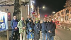 Neben Bürgermeister Michael Hannebacher (2. v. li.) sowie Sarah Böhnke und Bärbel Hensel vom BCSM (Mitte) freuen sich auch die Ratsmitglieder Jochen Hake, Thorsten Wruck, Stefan Detjen und Lars Lust über die neue Beleuchtung.