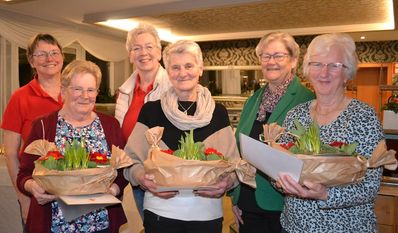 Petra Baack und Nore Häusler freuen sich zusammen mit Anja Söhl über die Ehrungen im DRK Ortsverein Hollen.
