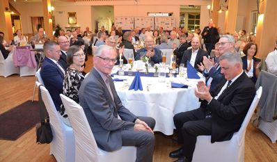 Gerhard Kahrs (vorne links) wurde mit einem lang anhaltenden Applaus gewürdigt.