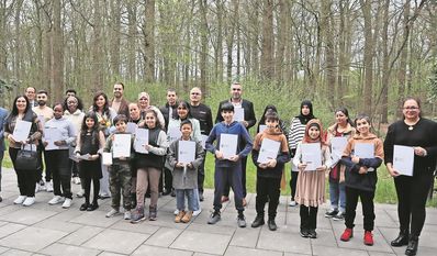 Im Kreishaus erhielten 32 Bewerber:innen ihre Einbürgerungsurkunde. Im Juni tritt eine Gesetzesänderung in Kraft, die einige Voraussetzungen für die Einbürgerung anpasst.