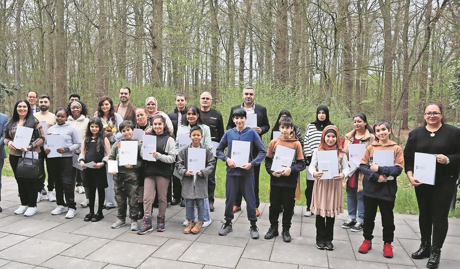Im Kreishaus erhielten 32 Bewerber:innen ihre Einbürgerungsurkunde. Im Juni tritt eine Gesetzesänderung in Kraft, die einige Voraussetzungen für die Einbürgerung anpasst.