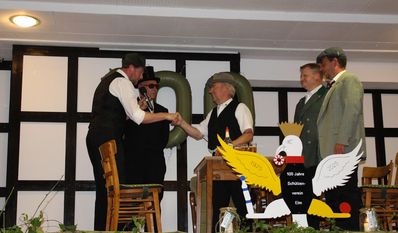 Der Musikumzug Elm spielte und die Gründung des Vereins wurde auf die Bühne gebracht.