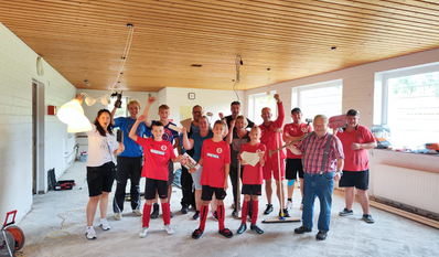 Die Mitglieder des TSV Meyenbrug haben allen Grund zum Jubel: Für ihre Renovierung des Vereinsheims erhalten sie große finanzielle Unterstützung.