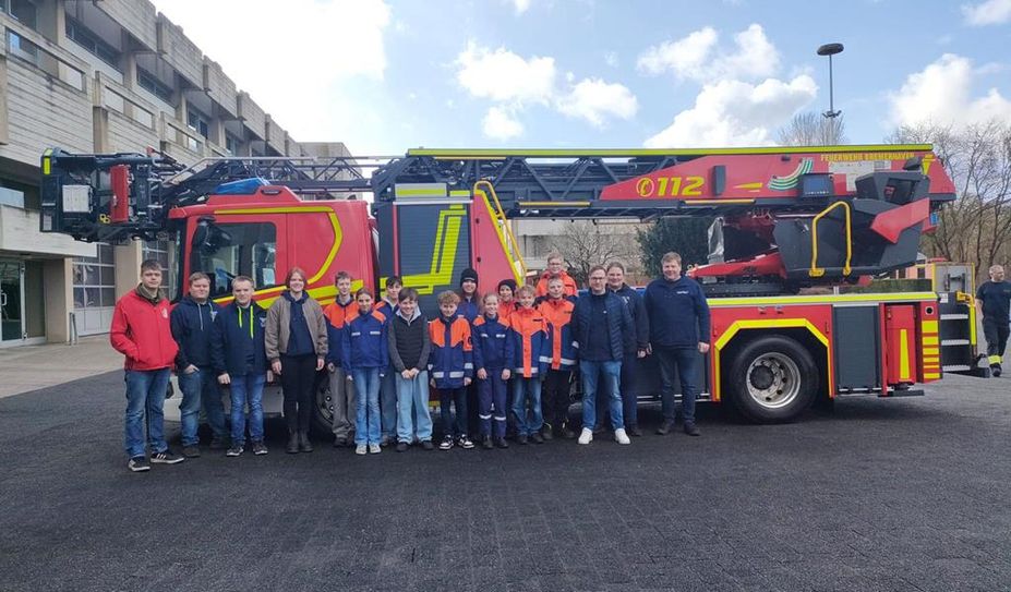 Die Jugendlichen waren von der Führung sehr beeindruckt, unter anderem auch von der Drehleiter.