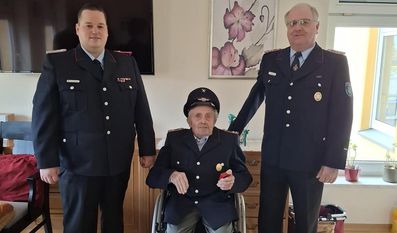 Ortsbrandmeister Marcel Leenherr (links) und sein Stellvertreter Thomas Hechler (rechts) gratulierten Christoph Bardenhagen zu dem besonderen Jubiläum.