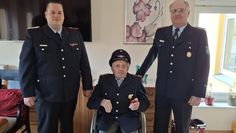 Ortsbrandmeister Marcel Leenherr (links) und sein Stellvertreter Thomas Hechler (rechts) gratulierten Christoph Bardenhagen zu dem besonderen Jubiläum.