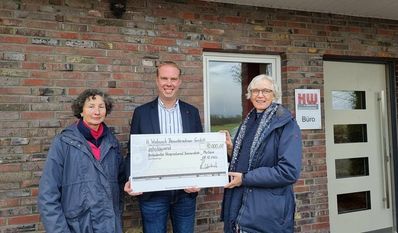 Die beiden Koordinatorinnen vom Ambulanten Hospizdienst nahmen den Scheck von Hauke Wiebusch dankend entgegen.
