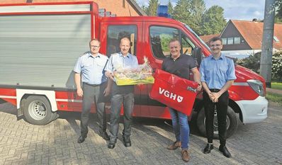 Ortsbrandmeister Frank Wellbrock (links) freut sich über die nette Geste von Alexander Pulliam (2.v.r.).