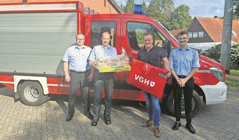 Ortsbrandmeister Frank Wellbrock (links) freut sich über die nette Geste von Alexander Pulliam (2.v.r.).