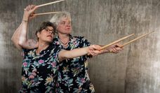 Das Duo ist im Cultimo bereits gut bekannt und steht für gehaltvollen Wortwitz und überraschende musikalische Einfälle.