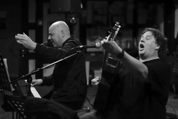 Monka am Piano und Gesang sowie Kronhardt an Gitarre und Chor präsentieren Songs aus drei Alben.