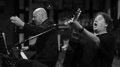 Monka am Piano und Gesang sowie Kronhardt an Gitarre und Chor präsentieren Songs aus drei Alben.