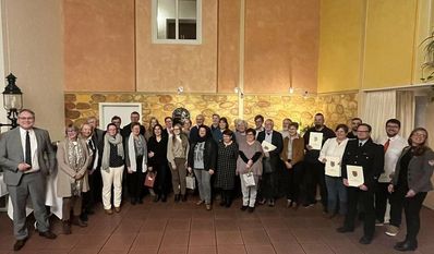 Landrat Marco Prietz (li.) vergab kürzlich Ehrenamtskarten an Engagierte aus dem Landkreis.