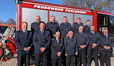 Für 70 Jahre Mitgliedschaft geehrt. Die Uniformen passen Werner Poppe (vorne 3. v.l.) und Johann Otten (vorne Mitte) immer noch.