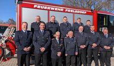 Für 70 Jahre Mitgliedschaft geehrt. Die Uniformen  passen Werner Poppe (vorne 3. v.l.) und Johann Otten (vorne Mitte)  immer noch.