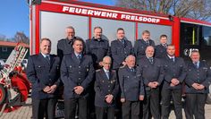 Für 70 Jahre Mitgliedschaft geehrt. Die Uniformen  passen Werner Poppe (vorne 3. v.l.) und Johann Otten (vorne Mitte)  immer noch.