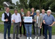 Bürgermeister Marc Breitenfeld (l.) und die Ortsbürgermeister sowie Ortsvorsteherinnen und Ortsvorsteher der sieben Moordörfer feiern den Erfolg am Oste-Hamme-Kanal.