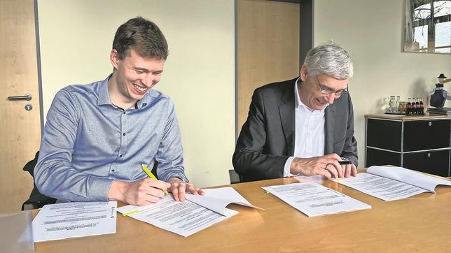 Lars Holzum (Projektleiter bei wpd) und Bürgermeister Torsten Rohde im Rathaus bei der Vertragsunterzeichnung. Foto: limo