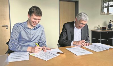 Lars Holzum (Projektleiter bei wpd) und Bürgermeister Torsten Rohde im Rathaus bei der Vertragsunterzeichnung. Foto: limo