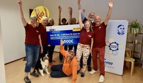 Die Mitglieder des Kneipp-Verein um Vorsitzende Katja Poppe (2. v. r.) freuen sich sehr über ihren Gewinn von 2.000 Euro.