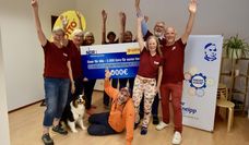 Die Mitglieder des Kneipp-Verein um Vorsitzende Katja Poppe (2. v. r.) freuen sich sehr über ihren Gewinn von 2.000 Euro.