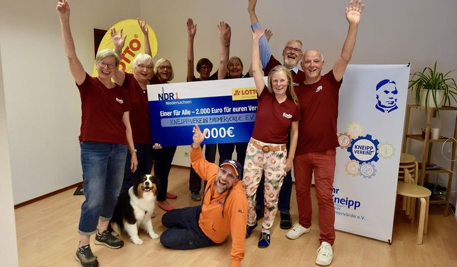 Die Mitglieder des Kneipp-Verein um Vorsitzende Katja Poppe (2. v. r.) freuen sich sehr über ihren Gewinn von 2.000 Euro.