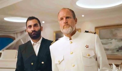 Woody Harrelson als alkoholsüchtiger, marxistischer Kapitän, kurz bevor die Yacht sinkt und er sich, statt das Schiff zu retten, dem Vollsuff und einer Diskussion über Kapitalismus und Sozialismus hingibt.