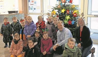 Alle Jahre wieder - Kindergartenkinder kommen zum Baumschmücken mit Bürgermeister Guido Dieckmann und Claudia Lühmann (erste Gemeinderätin) ins Rathaus.
