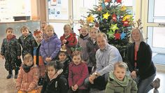 Alle Jahre wieder - Kindergartenkinder kommen zum Baumschmücken mit Bürgermeister Guido Dieckmann und Claudia Lühmann (erste Gemeinderätin) ins Rathaus.