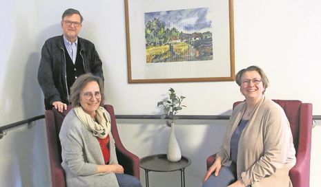 Freuen sich über die Ausstellung: Dr. Lüder Dörgeloh (Förderverein), Kerstin Malnati (Herz am Markt) und Iris Köster (Förderverein).