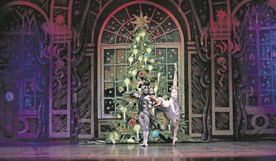 Die Balletttänzer:innen lassen die athletische Strenge durch ihre schwebende Leichtigkeit für das Publikum vergessen.