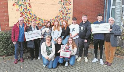 Sowohl die Schüler:innen als auch die Mitglieder der beiden Vereine freuten sich über die Spende.