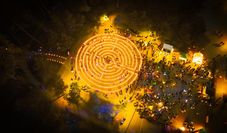 Das besondere Labyrinth lädt zum Hindurchgehen und Staunen ein.