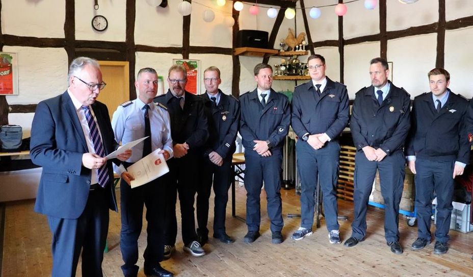 Bürgermeister Stefan Schwenke (links) und Gemeindebrandmeister Timo Kück mit Kameraden aus Hüttenbusch.