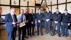 Bürgermeister Stefan Schwenke (links) und Gemeindebrandmeister Timo Kück mit Kameraden aus Hüttenbusch.