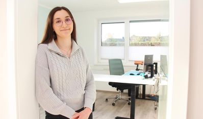 Rainer Prigge (links) freut sich auf die künftige Zusammenarbeit mit Marcel Stoops und zeigt mit dem Zusammenschluss vollstes Vertrauen in den Dachdeckermeister.