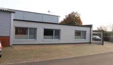 Rainer Prigge (links) freut sich auf die künftige Zusammenarbeit mit Marcel Stoops und zeigt mit dem Zusammenschluss vollstes Vertrauen in den Dachdeckermeister.