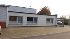 Rainer Prigge (links) freut sich auf die künftige Zusammenarbeit mit Marcel Stoops und zeigt mit dem Zusammenschluss vollstes Vertrauen in den Dachdeckermeister.