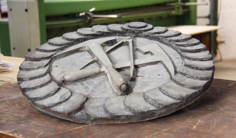 Rainer Prigge (links) freut sich auf die künftige Zusammenarbeit mit Marcel Stoops und zeigt mit dem Zusammenschluss vollstes Vertrauen in den Dachdeckermeister.